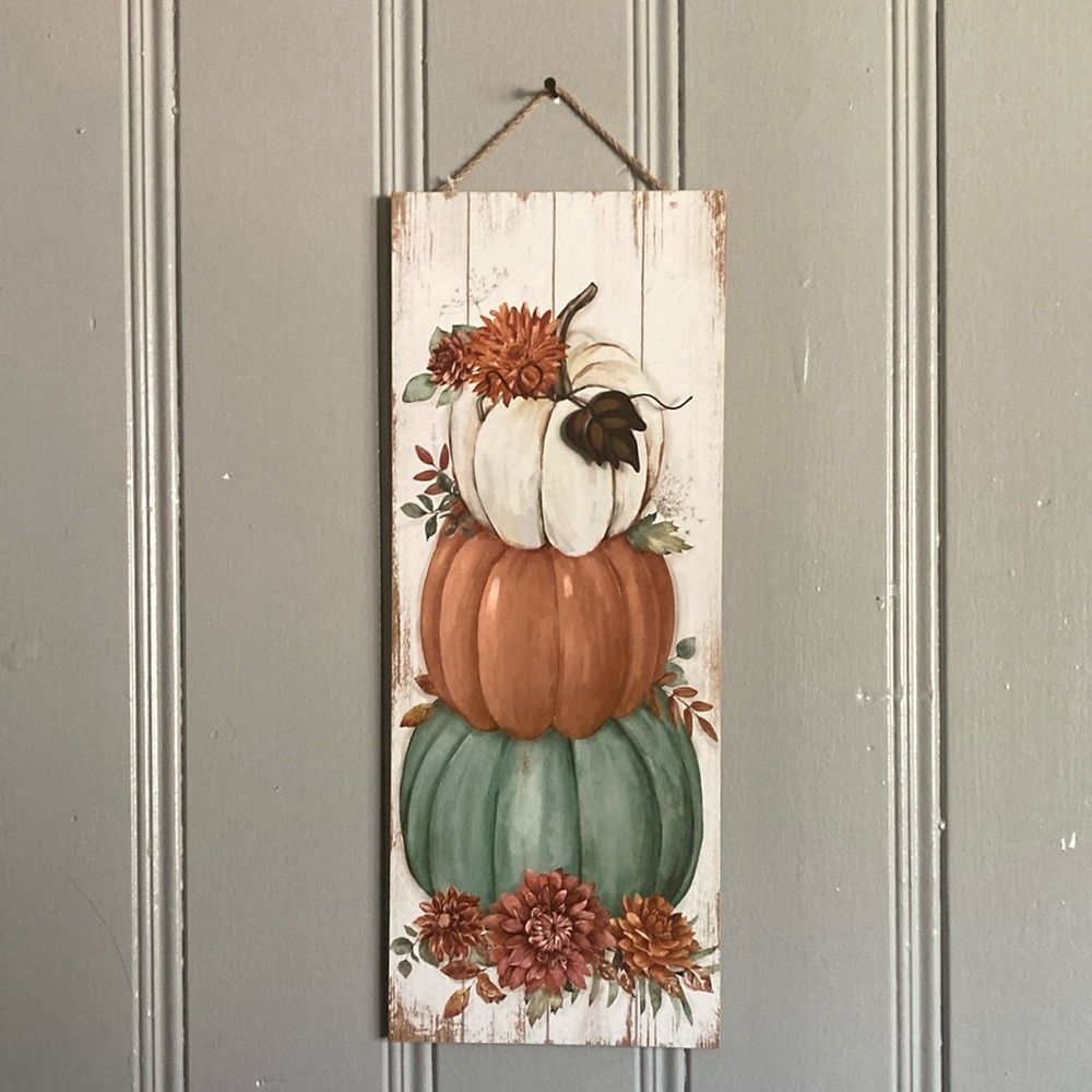 NWT- 24” Vertical- Stacked Pumpkins Floral Wooden Fall Decor Sign w/ Metal Leaf